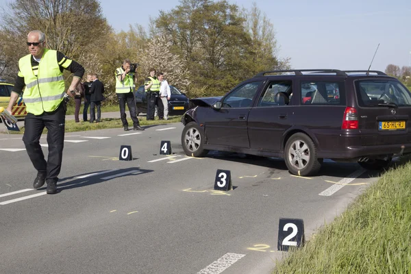 Policista má obrázky, obrázky poškozené německý Opel — Stock fotografie