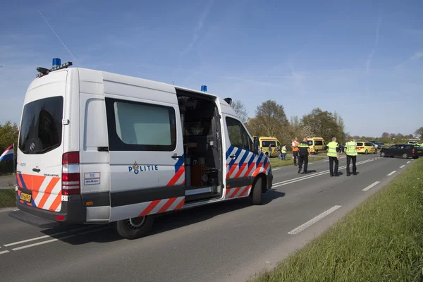 Politie biedt hulp bij een ongeval — Stockfoto