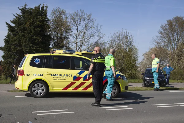 Personál ambulance v sanitce po nehodě — Stock fotografie