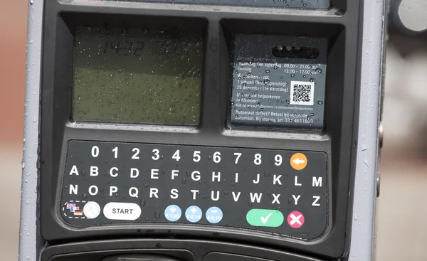 Close up photo of a keyboard and display of a parking ticket machine — Stock Photo, Image