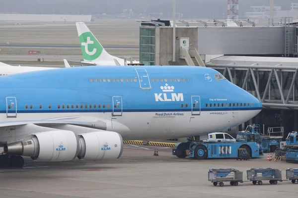 Великий Boeing 747 припарковані біля воріт — стокове фото