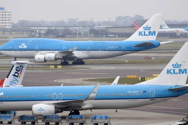 Geparkte Autos aus Linienflugzeug klm — Stockfoto