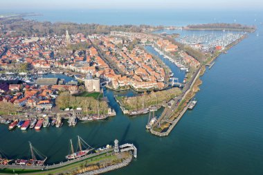 Hollanda 'daki eski marina limanlarının bulunduğu tarihi Enkhuizen şehrinin insansız hava aracı fotoğrafı.