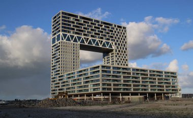 Bu bina, Pontsteiger, 2018 yılında açıldı ve 92 metre yüksekliğiyle Amsterdam 'da çarpıcı bir binadır..