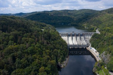 İnsansız hava aracı özeti. Slapy Reservoir, Çek Cumhuriyeti 'nin Slapy köyü yakınlarındaki Vltava nehrinde bir barajdır. İçinde hidroelektrik santrali de var..