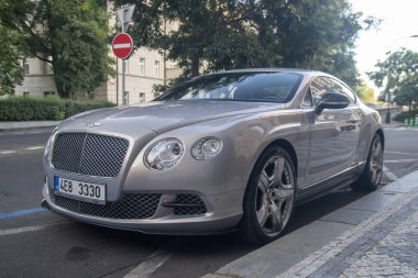 PRAAG, TSJECHIE - 27 Temmuz 2020: Prag 'ın ortasına park edilmiş Bentley Continental GT