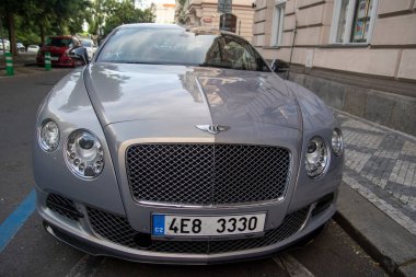 PRAAG, TSJECHIE - 27 Temmuz 2020: Prag 'ın ortasına park edilmiş Bentley Continental GT