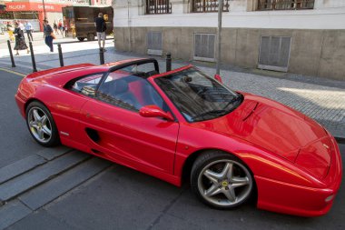 PRAAG, TSJECHIE - 22 HAZİRAN 2020: Kırmızı Ferrari F355 gts üstü açılabilir, ünlü kırmızı ferarri rengi. F355 tipi 3500cc motor kapasitesi ve silindir başına beş valf anlamına gelir..