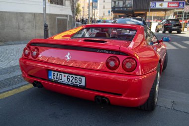 PRAAG, TSJECHIE - 22 HAZİRAN 2020: Kırmızı Ferrari F355 gts üstü açılabilir, ünlü kırmızı ferarri rengi. F355 tipi 3500cc motor kapasitesi ve silindir başına beş valf anlamına gelir..