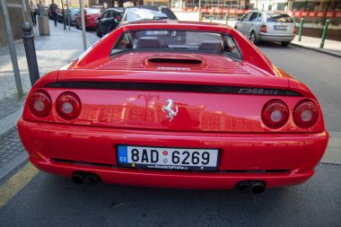 PRAAG, TSJECHIE - 22 HAZİRAN 2020: Kırmızı Ferrari F355 gts üstü açılabilir, ünlü kırmızı ferarri rengi. F355 tipi 3500cc motor kapasitesi ve silindir başına beş valf anlamına gelir..