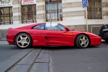PRAAG, TSJECHIE - 22 HAZİRAN 2020: Kırmızı Ferrari F355 gts üstü açılabilir, ünlü kırmızı ferarri rengi. F355 tipi 3500cc motor kapasitesi ve silindir başına beş valf anlamına gelir..