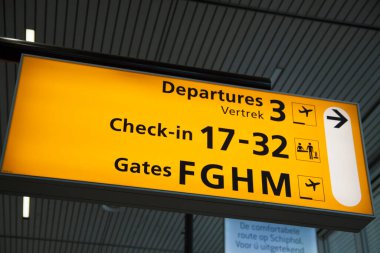 Havaalanındaki yolcular için elektrik havacılık bilgi panosu. Geliş, kontrol ve gidiş.