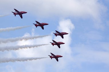 Kırmızı oklar uçuş ekibi.