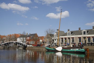 Geleneksel yeşil yelkenli.