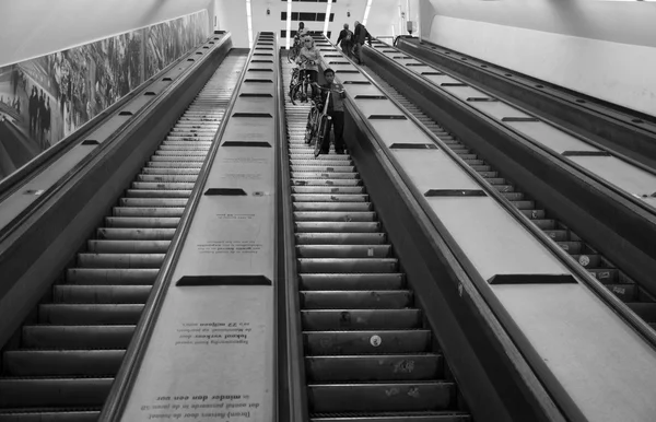 Viaje en escaleras mecánicas . — Foto de Stock