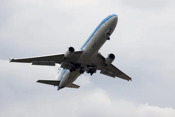 Blauwe boeing vliegtuig. — Stockfoto