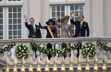 Hollanda Kraliyet ailesi el sallıyor