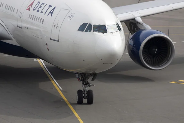 Frente a un avión commecial . —  Fotos de Stock