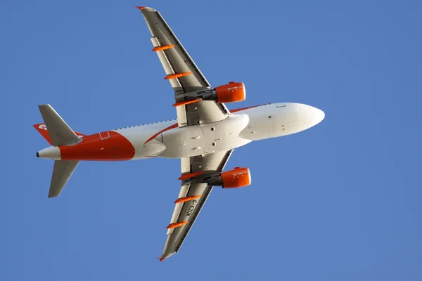 Oranje en wit op een blauwe hemel. — Stockfoto