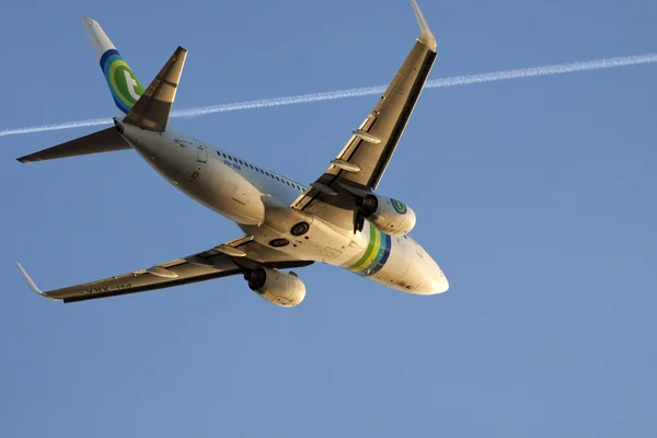 Boeing 737-700 op een blauwe hemel. — Stockfoto