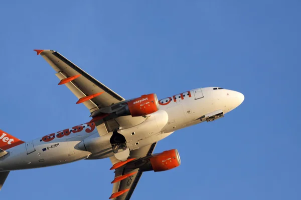 EasyJet commerciële passagiersvliegtuig — Stockfoto