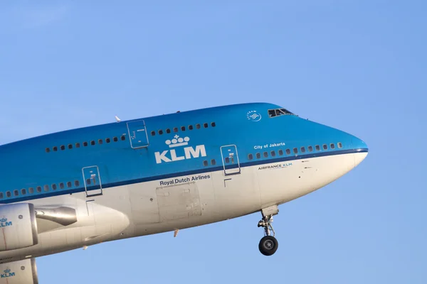 Flyg i min boeing 747 på en blå himmel. — Stockfoto