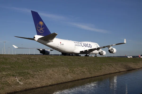 Big white cargo plane on a blue sky — Stock Photo, Image