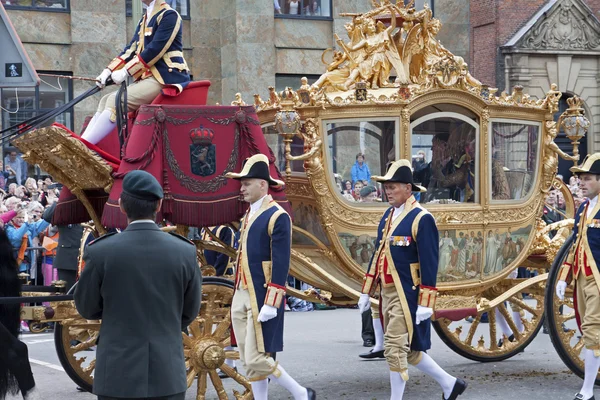 Our Argentine queen ride in a golden carriage — Stock Photo, Image