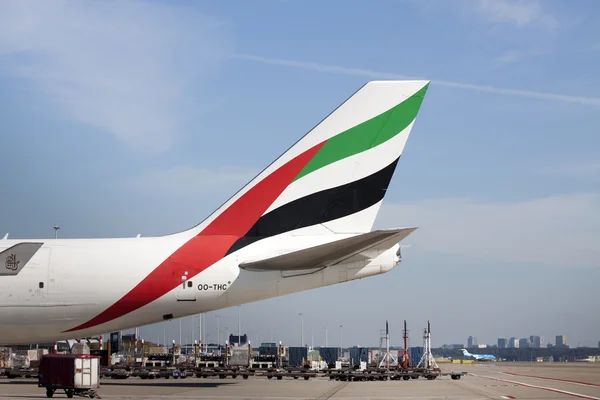 Svansen av en Boeing 777 från emirates trafikflygplan. — Stockfoto