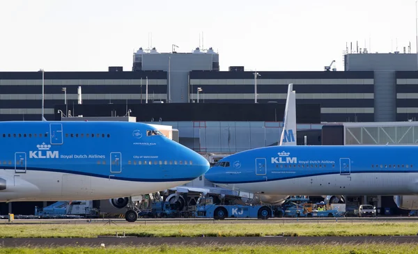 Boeing 747 and 777 love each other — Stock Photo, Image