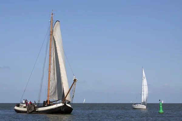 Altes Segelboot, das an einem Sommertag im Wind segelt — Stockfoto