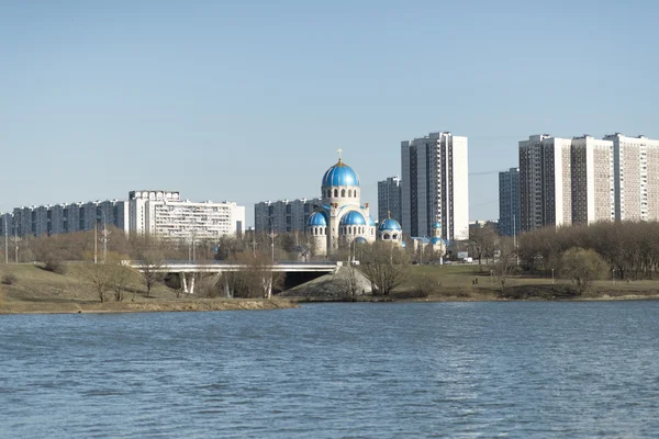 Православный храм Троицы на Каширском шоссе возле Борисовых прудов в Москве — стоковое фото