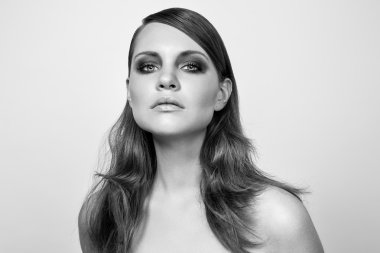 Güzel genç kadın uzun ile parlak saçlar. Siyah-beyaz 