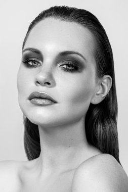 Güzel genç kadın uzun ile parlak saçlar. Siyah-beyaz 