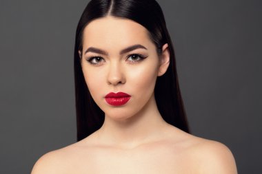 Uzun kahverengi saçlı güzellik modeli kadın. Sağlıklı saç ve güze