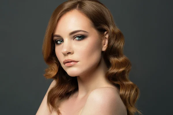 Retrato da Mulher da Beleza. Saudável longo cabelo vermelho e férias perfeitas — Fotografia de Stock