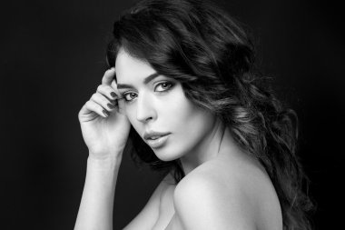 Güzel bir kadın yüzü. Mükemmel makyaj. Güzellik moda. Kirpik.