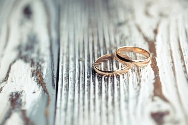 Anillos de boda. Símbolos de boda, atributos. Vacaciones, celebración — Foto de Stock