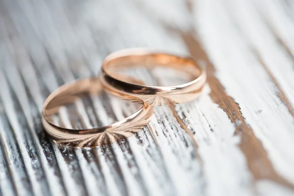 Anillos de boda. Símbolos de boda, atributos. Vacaciones, celebración — Foto de Stock