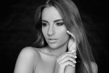 Sanat makyaj güzel kadınla. Güzellik modeli uzun olan kız. Siyah ve beyaz fotoğraf