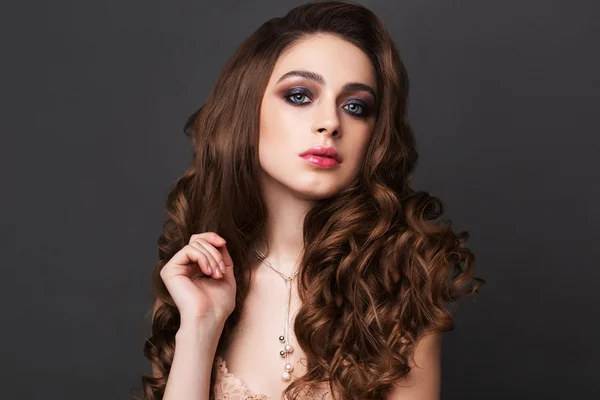 Fashion portrait of young woman with magnificent curly hair. Bru — Stock Photo, Image