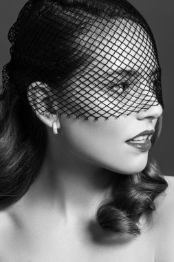 Romantik Güzellik Portresi. Sağlıklı dalgalı Kahverengi saç ve ho mükemmel