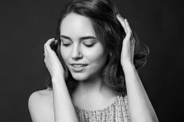 Retrato de belleza romántica. Saludable cabello castaño ondulado y perfecto ho — Foto de Stock