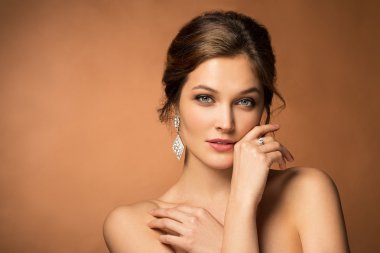 Zarif saç modeli ile güzel duygusal brunnete. Acces düğün