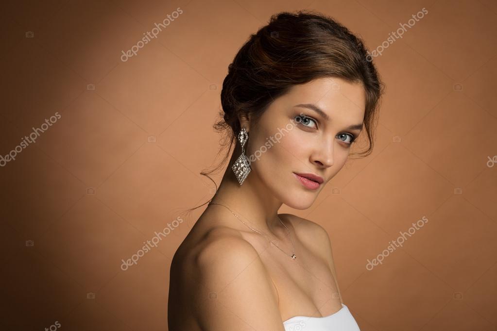 エレガントなヘアスタイルと美しい官能的な Brunnete 結婚式のアクセサリー ストック写真 C Olesemenova エレガントなヘアスタイルと美しい官能的な Brunnete 結婚式のアクセサリー ストック写真 C Olesemenova