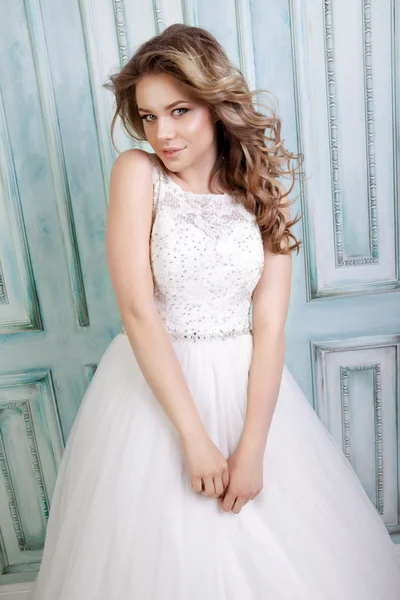 Mujer de belleza con peinado de boda y maquillaje. Moda de novia . — Foto de Stock