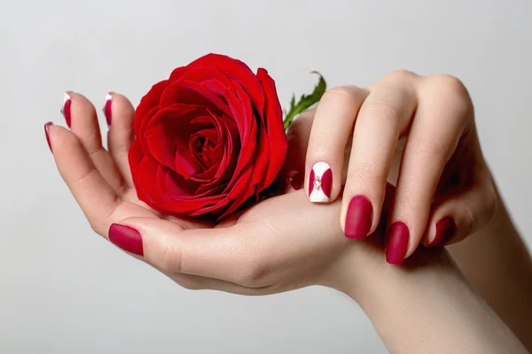 Las uñas hermosas de mujer con la manicura interesante roja — Foto de Stock