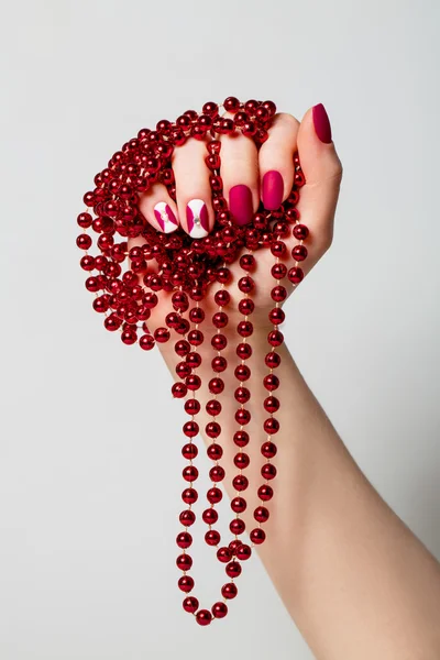 Las uñas hermosas de mujer con la manicura interesante roja — Foto de Stock