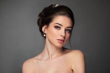 Zarif saç modeli ile güzel duygusal brunnete. Acces düğün