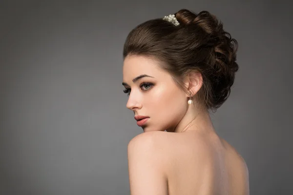 Beautiful sensual brunnete with elegant hairstyle. Wedding acces — Stock Photo, Image